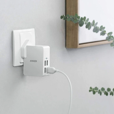 شاحن جداري انكر باوربورت 27 واط مع 4 منافذ USB للشحن ابيض