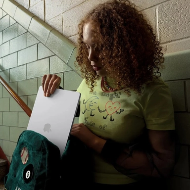 لاب توب ابل ماك بوك نيو، معالج M5، عشر النواة CPU/عشر النواة GPU، تيرابايت 1 SSD، رام 24  جيجابايت، شاشة 13  بوصة، ماك او اس، ستارلايت - MDHD4AB/A